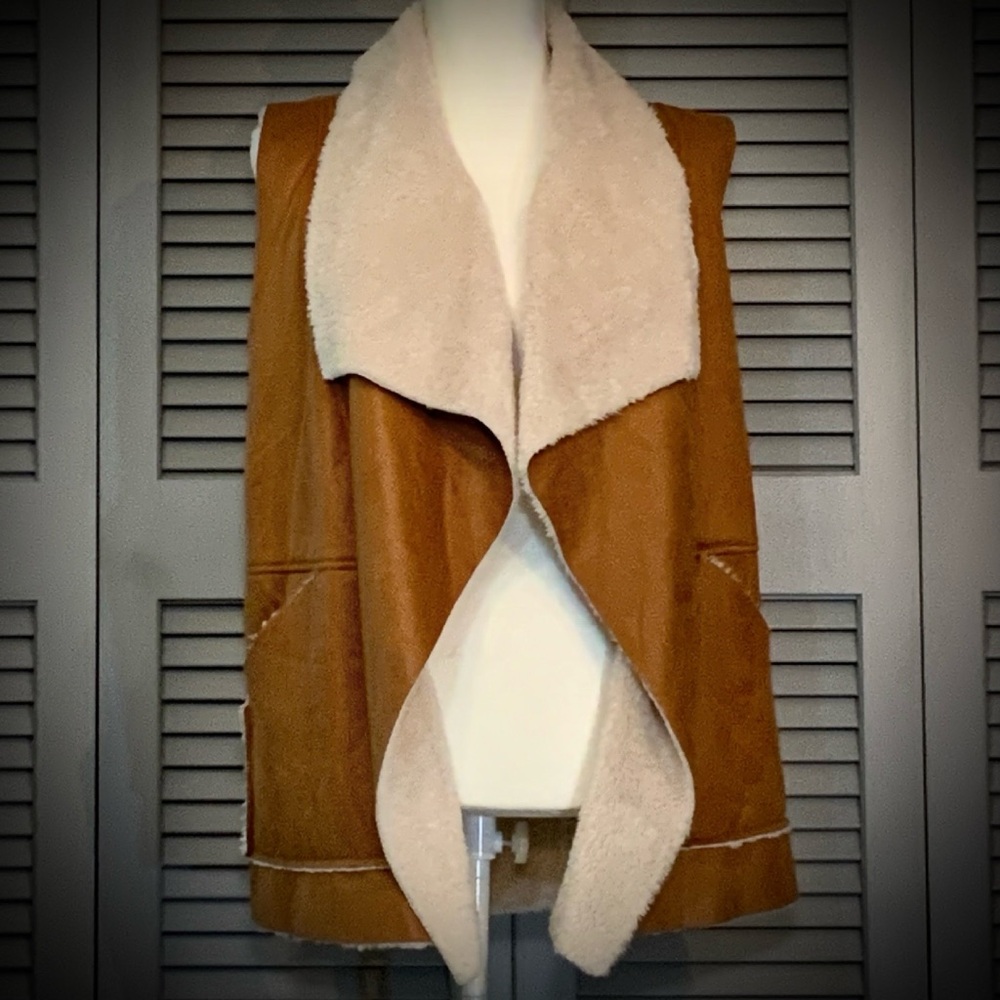 NWT Entro Faux Suede Camel and Cream Shearling Vest - Picture 1 of 9